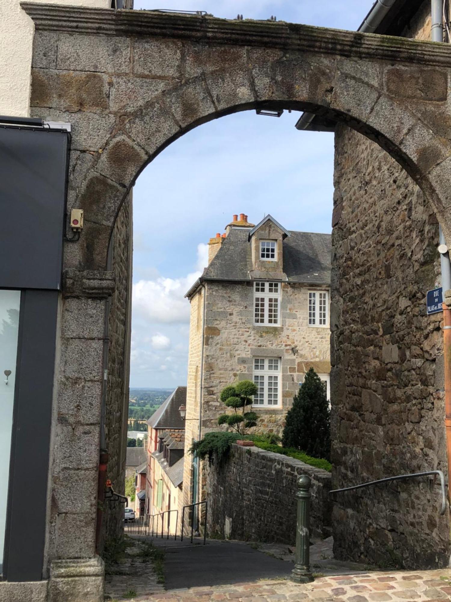 La Maison Sur Les Remparts Domfront  Eksteriør bilde
